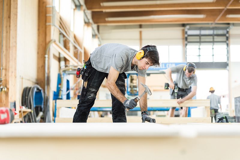 Schäfer Holzbautechnik: Zimmermann bei der Arbeit