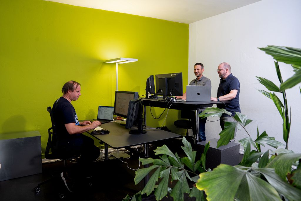 Agentur hausformat: Entwicklungsteam bei der Arbeit