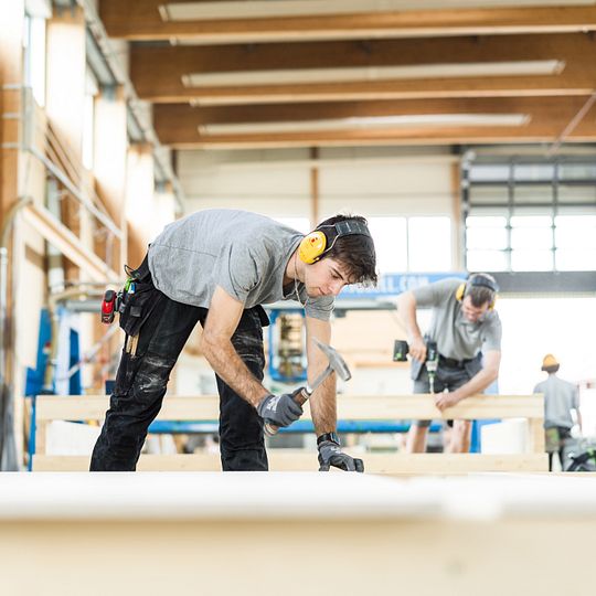 Schäfer Holzbautechnik: Zimmermann bei der Arbeit