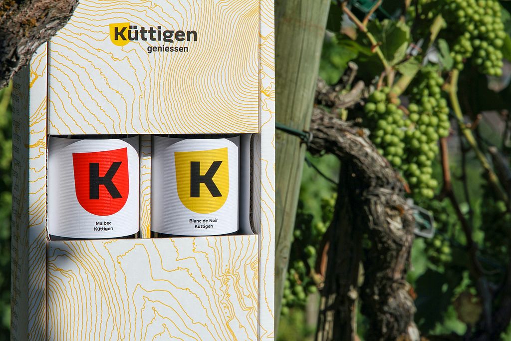 Gemeinde Küttigen: Weinflaschen in einer Präsentierbox